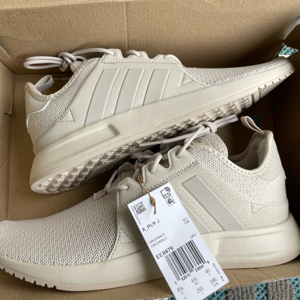 Kids size 7 beige adidas